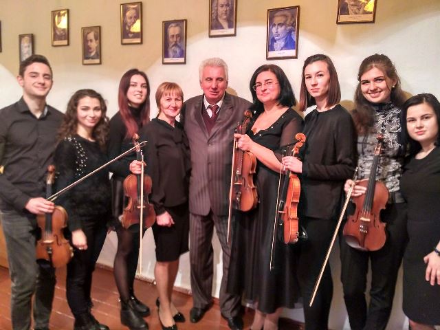 Учасники концерту з директором школи заслуженим працівником культури України С. Бородаєм